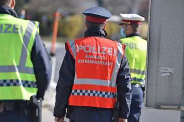 Corona-Krise - Polizei-Kontrollen - Die Ausgangsbeschränkungen werden in Österreich von der...