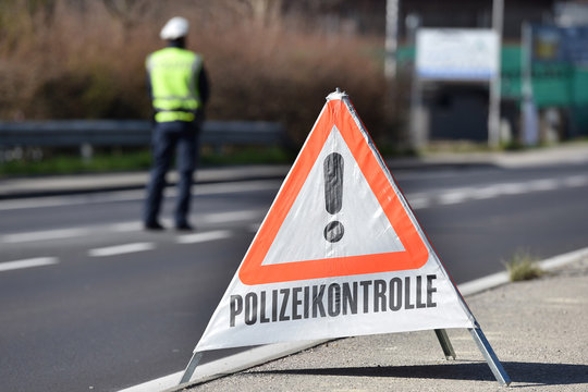 Corona-Krise - Polizei-Kontrollen - Die Ausgangsbeschränkungen werden in Österreich von der Polizei kontrolliert (Bezirk Gmunden, Oberösterreich, Österreich) 