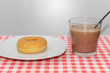 vaso de cacao con rosquillas