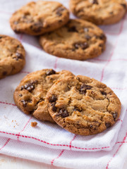 Cookies de baunilha com pedaços de chocolate sobre guardanapo