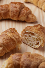 Croissant cortado sobre mesa de madeira