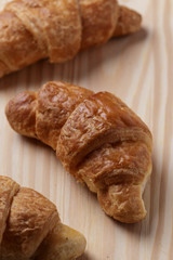 Croissant sobre mesa de madeira