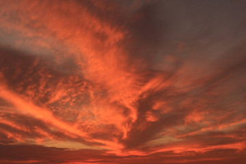 formas  y figuras hermosas del cielo rojo en atardecer