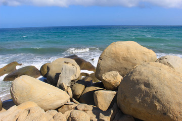 Rocas grandes en la playa