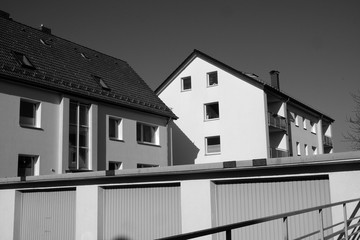 Drei geschlossene Garagen in einer Wohnsiedlung mit Mehrfamilienhaus bei Sonnenschein in...