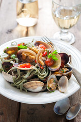Spirulina Linguine Pasta with Clams and Cherry Tomatoes