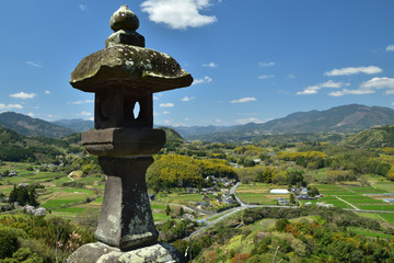 Obraz premium 山の上の神社の古びた燈籠