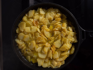 PREPARING A HOMEMADE SPANISH OMELET