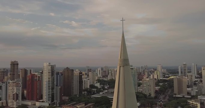 Uma bel&iacute;ssima imagem da Catedral de Maring&aacute; com um P&ocirc;r-do-sol, resplandecendo sua grandiosidade em meio a uma linda cidade. 