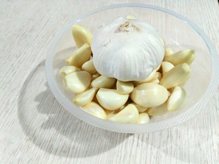 garlic in a bowl