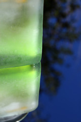 Bocal en verre fluorescent sur miroir 