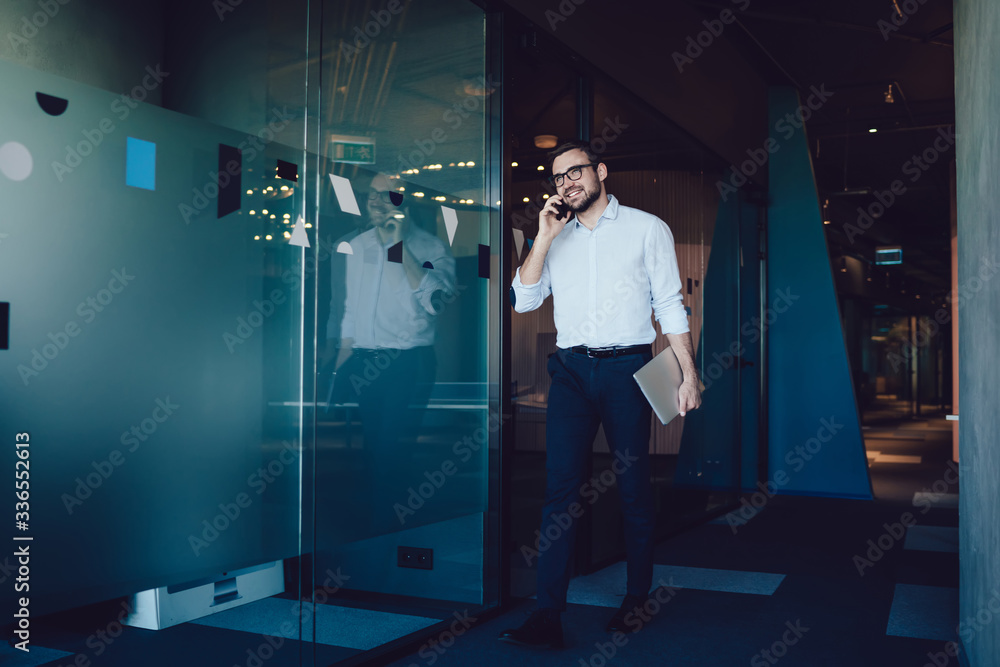 Aufkleber successful male office trader with netbook using cellphone device with 4g wireless connection for ma