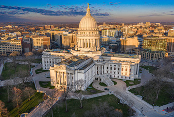 Fototapeta na wymiar Madison Wisconsin Isthmus and Capitol at sunrise