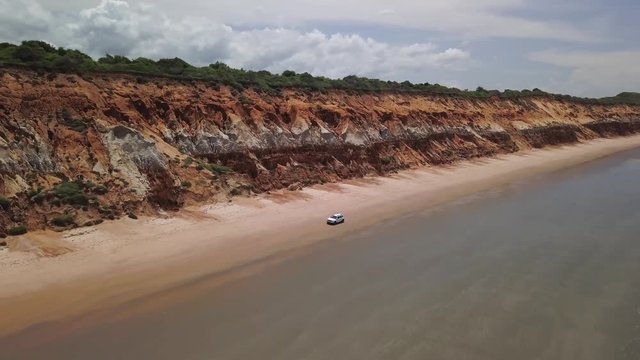 Passeio na Praia de Canoa Quebrada passando por fal&eacute;sias avermelhadas at&eacute; a Praia de Ponta Grossa no litoral leste do Estado do Cear&aacute;, Brasil