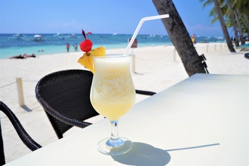 アローナビーチで飲むピニャコラーダ
