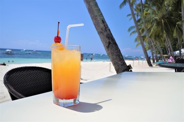 アローナビーチで飲むテキーラサンライズ