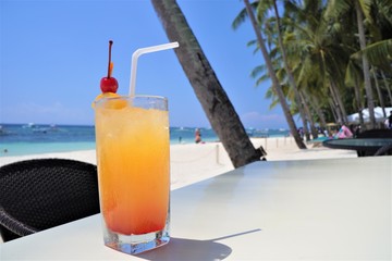 アローナビーチで飲むテキーラサンライズ