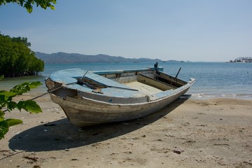 Fototapeta na wymiar Boat on the beach at low tide, Lombok