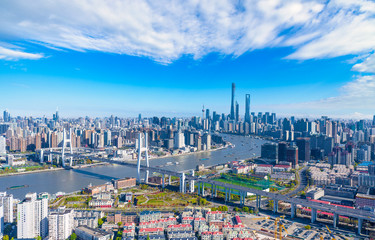 Stadslandschap rond de Nanpu-brug, Shanghai, China
