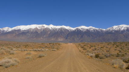 Fototapeta na wymiar Unpaved road through the Sierra Nevada