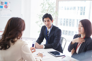 女性マネージャーとの面談
