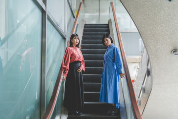 エスカレーターの女性
