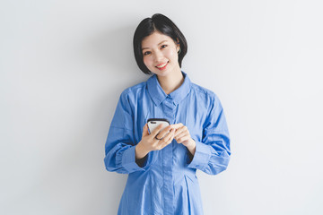 携帯電話を使う女性