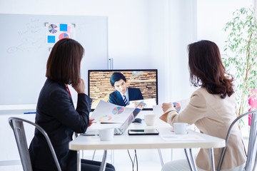 リモートワークで会議に参加するビジネスマン