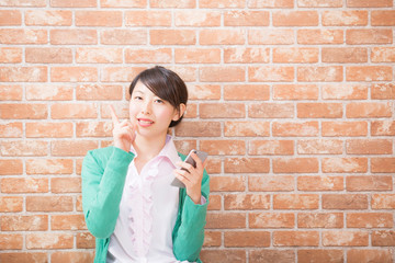 スマートフォンで検索する女性