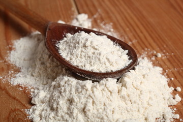 Fototapeta na wymiar Wheat flour on wooden spoon