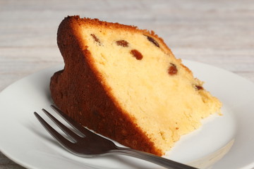 Cake with raisins