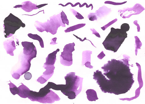 Texturas de diferentes trazos y efectos de acuarela morada sobre papel blanco 