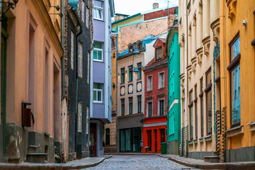 Naklejka premium Widok na całkowicie pustą uliczkę w centrum starego miasta w Europie podczas blokady kraju.