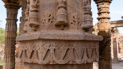 Obraz premium close up of a column at qutub minar complex ruins in delhi, india