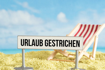 Strand, Strandliege und Hinweis Urlaub Gestrichen