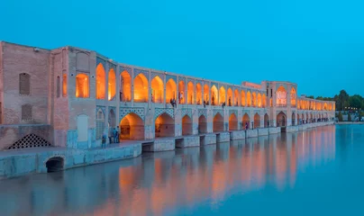 Cercles muraux Pont Khadjou People resting in the ancient Khaju Bridge at twilight blue hour - Isfahan, Iran 