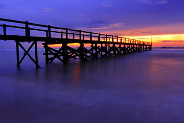 Fototapeta na wymiar pier at dusk