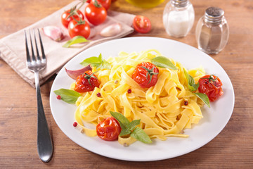 tagliatelle with tomato and basil
