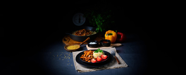 bulgur mit gebratenem fleisch und joghurtsoße