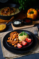 bulgur mit gebratenem fleisch und joghurtsoße