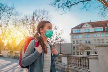Kind mit Maske geht zu Schule