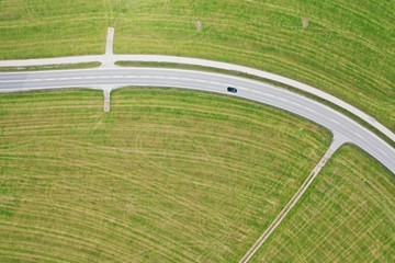 Stra&szlig;e &uuml;ber Feld