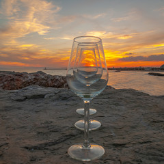 Coucher de soleil sur La Grande Motte, Hérault, France. Verres à pied.