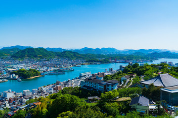 Fototapeta na wymiar The scenery of Onomichi, Hiroshima Prefecture seen from the top of a clear mountain