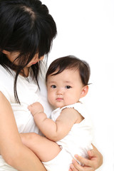 お母さんに抱かれカメラ目線の笑顔の赤ちゃん。