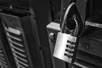 門扉をロックするダイヤル式の南京錠　白黒