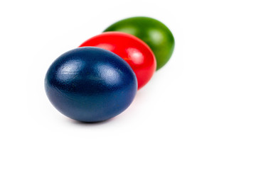 Bunte Ostereier blau rot und grün in Reihe gelegt