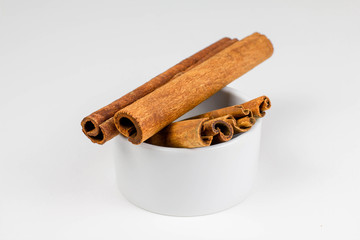 Zimtstangen in einer weißen Schale