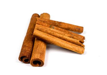 Zimtstangen freigestellt aufeinandergestappelt
