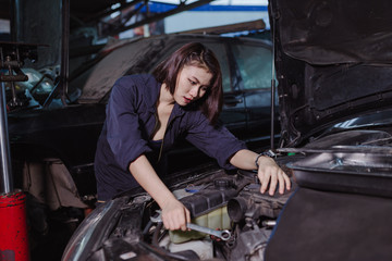Plakat mechanic girl in the garage
